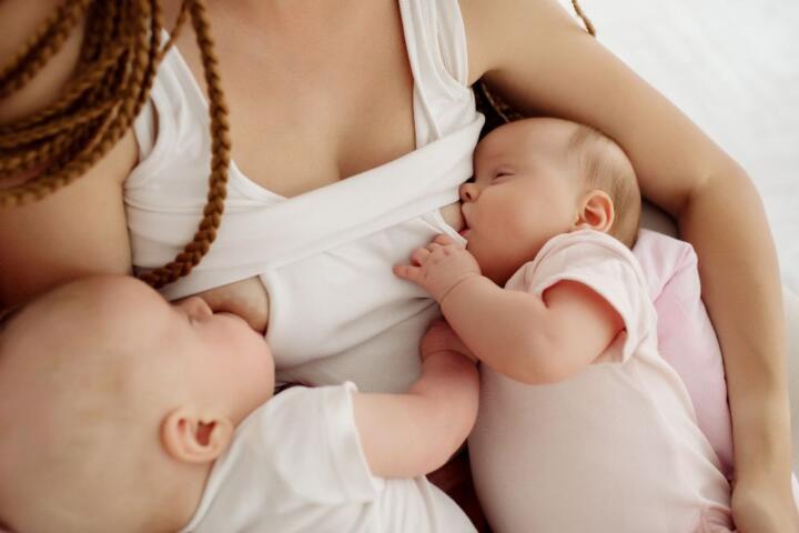 Mamma durante allattamento di gemelli