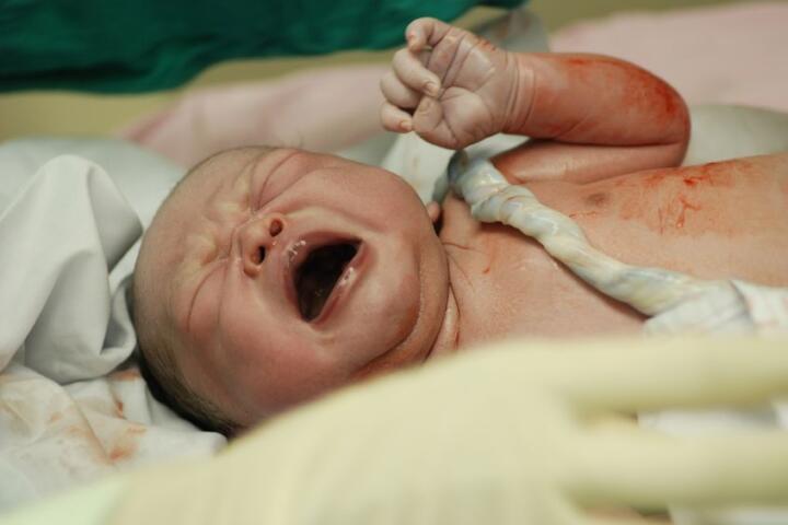 Bambino appena nato con cordone ombelicale