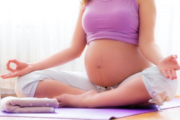 Donna che fa yoga in gravidanza