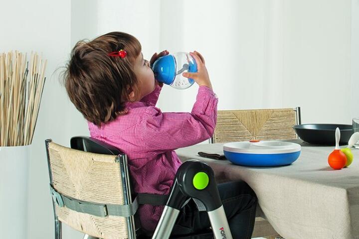 Il rialzo sedia per mangiare la pappa a tavola