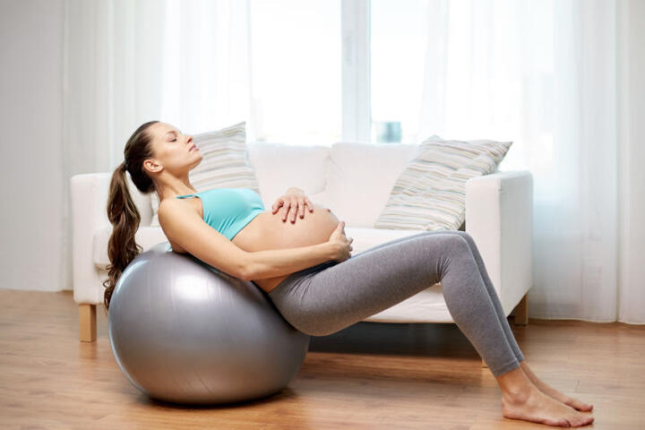 Palla per gravidanza o birthing ball: esercizi