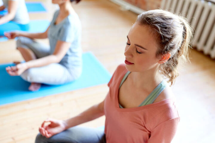 Donna che pratica yoga preconcepimento