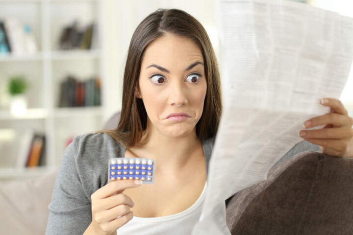 Immagine di donna confusa sull'uso della pillola in allattamento