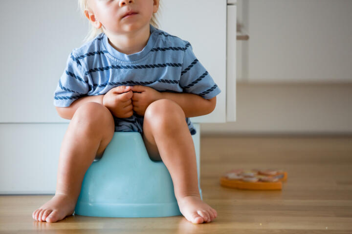 Gastroenterite nei bambini: piccolo seduto sul casino