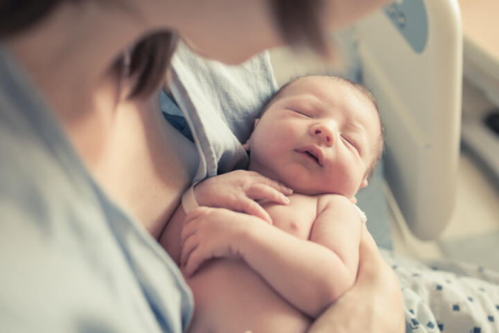 Immagine di mamma e neonato dopo il parto