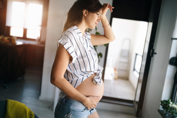 Donna incinta sofferente per emorroidi in gravidanza