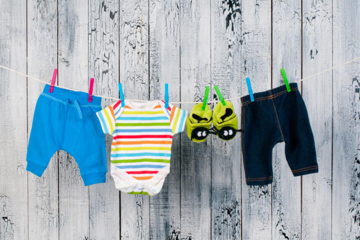 Come lavare i vestiti dei neonati: consigli pratici