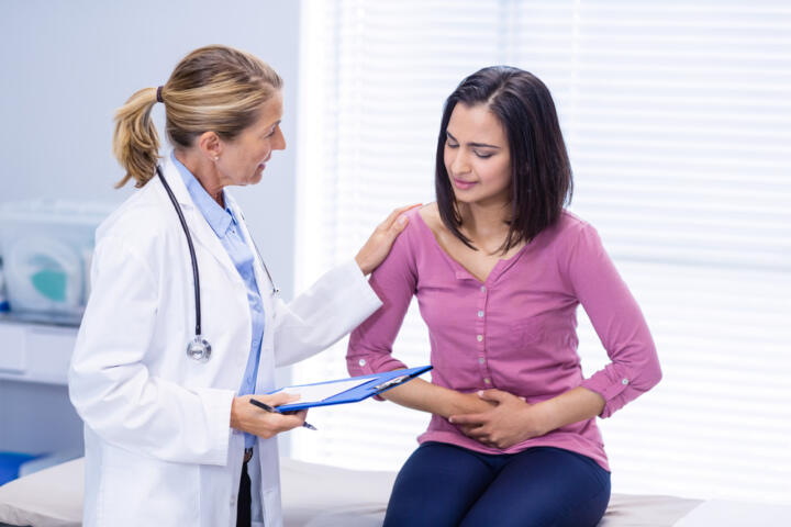 Ostetrica rassicura una donna incinta di poche settimane sulle fitte come spilli al basso ventre in gravidanza.