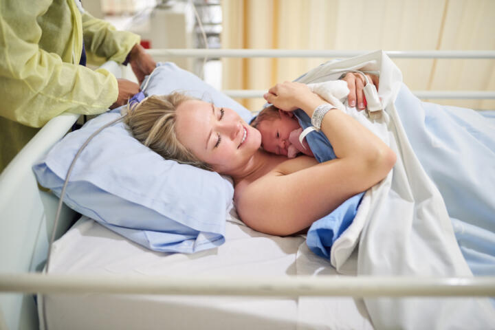 Mamma e neonato dopo parto podalico naturale