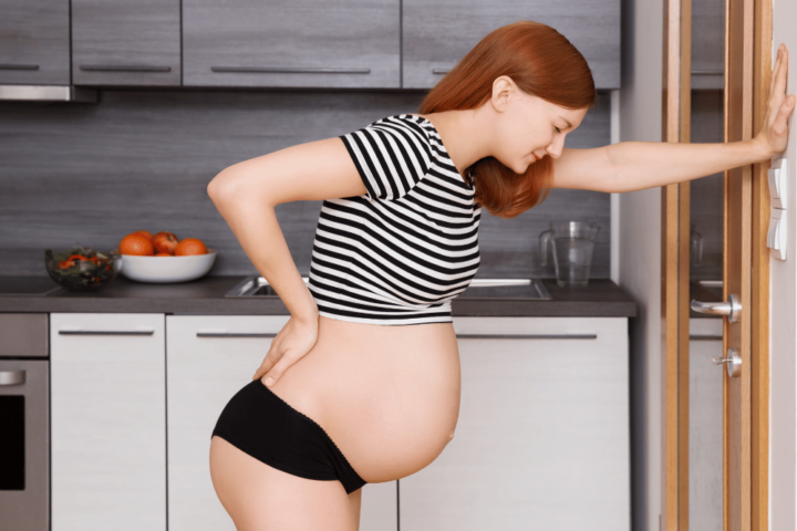 Donna con mal di schiena in gravidanza
