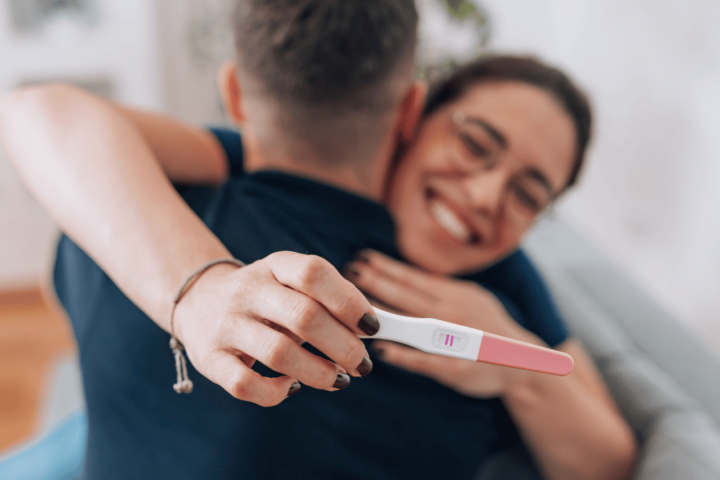 Coppia felice per test di gravidanza positivo