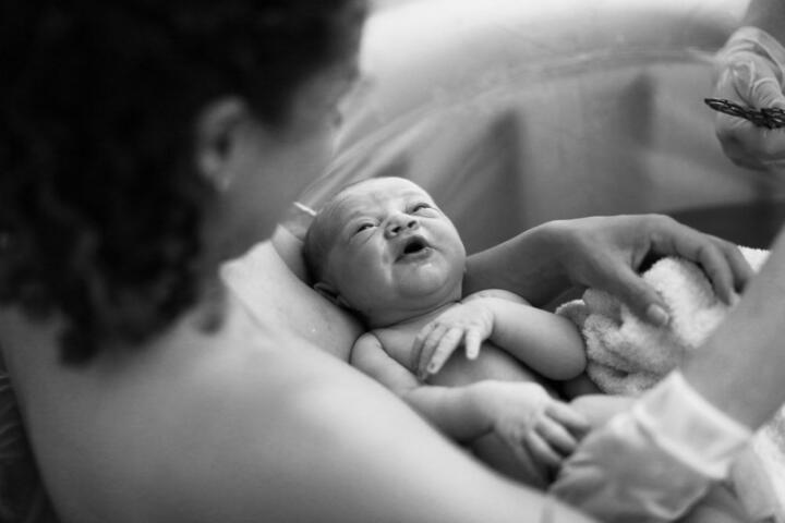 Neonati bellissimi: bambino appena nato con parto in acqua