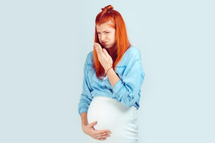 Donna con problemi di digestione in gravidanza