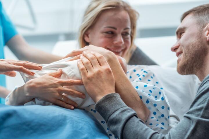 Donna sorride dopo parto con epidurale