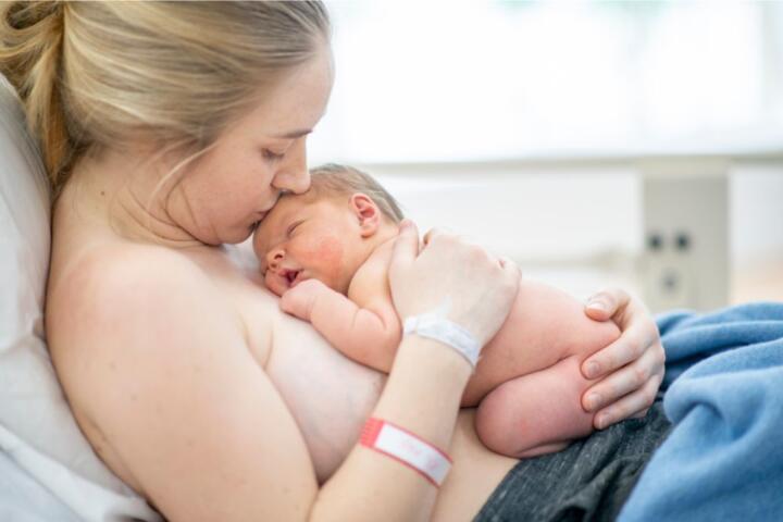 Donna con neonato dopo parto naturale