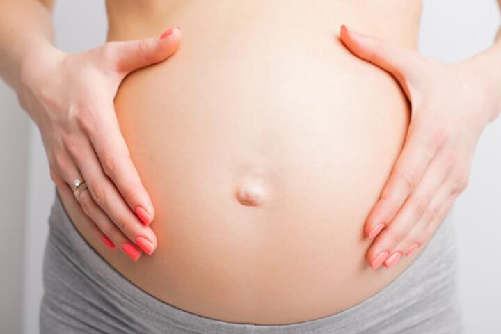 Donna con aria nella pancia in gravidanza