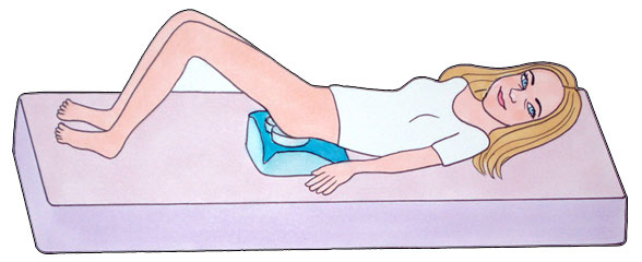 Illustrazione di donna sdraiata dopo il rapporto con cuscino sotto il bacino per favorire la risalita degli spermatozoi verso l'utero.