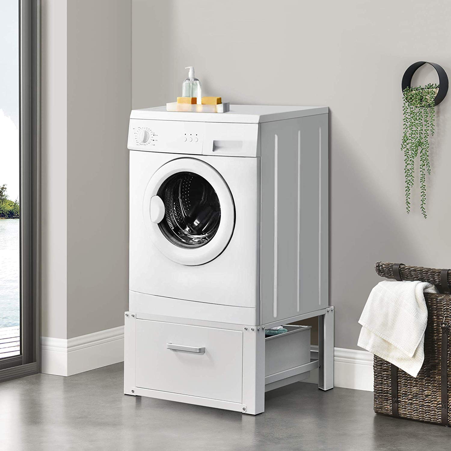 Lavanderia con lavatrice e cesto della biancheria sporca routine e faccende  quotidiane