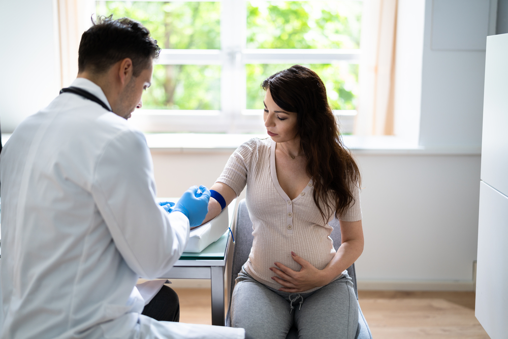 Donna incinta che esegue l'esame della curva glicemica in gravidanza
