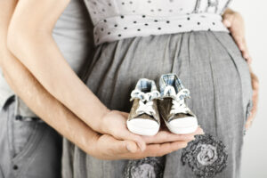 Anuncio de embarazo con vestidos o botines