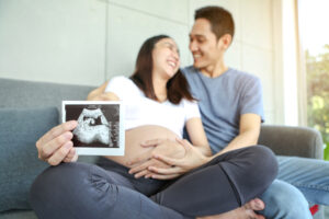 Coppia annuncia la gravidanza sui social con la foto di un'ecografia