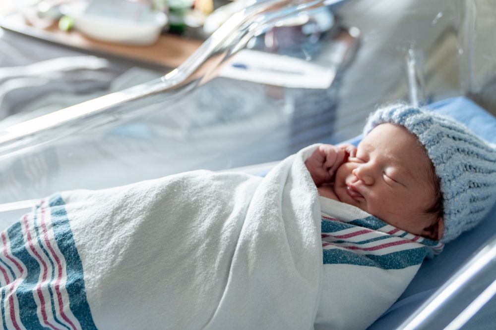 Bellissimo bambino appena nato nella culla dell'ospedale