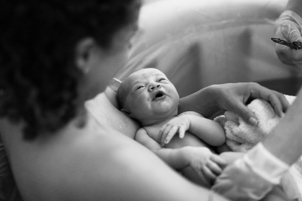 Neonati bellissimi: bambino appena nato con parto in acqua