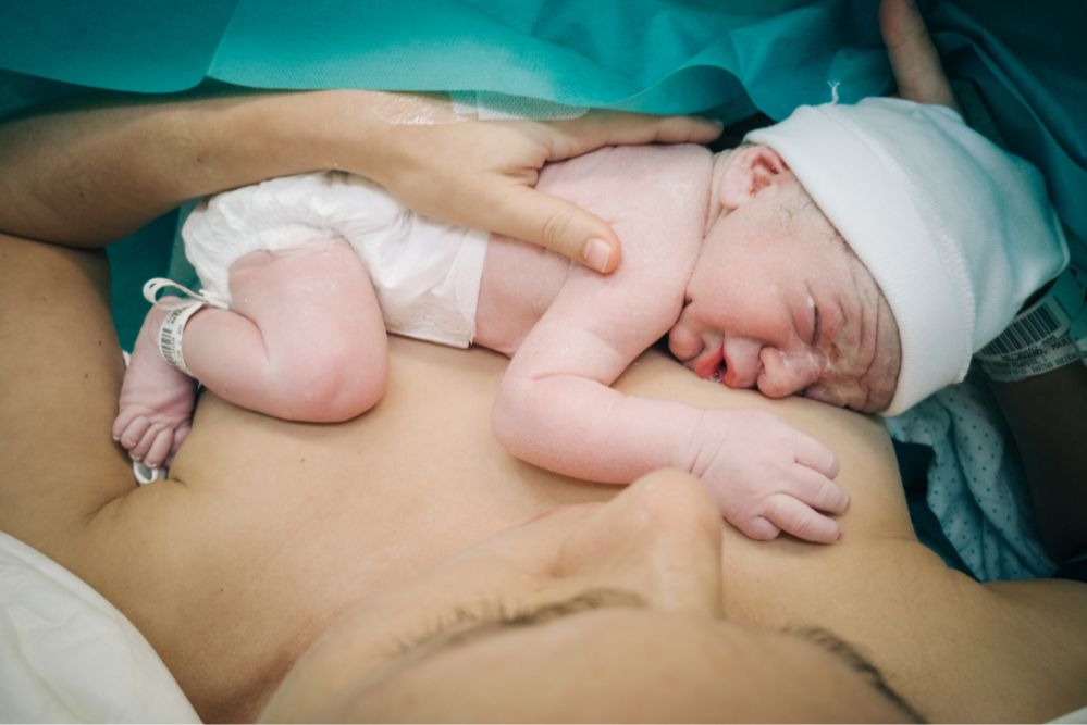 Neonato sul petto della mamma dopo parto cesareo